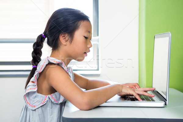 Meisje met behulp van laptop klas tabel school student Stockfoto © wavebreak_media