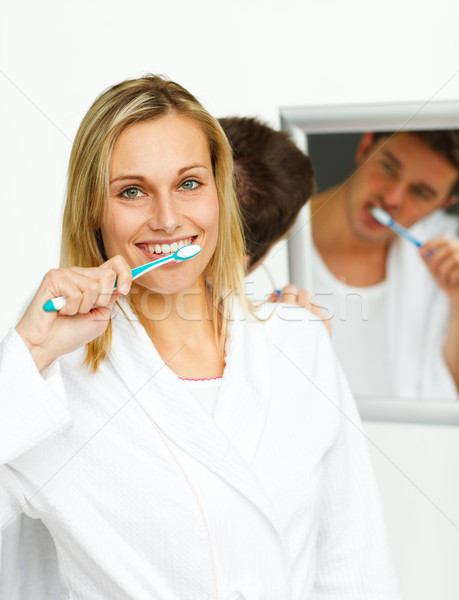 Donna sorridente pulizia denti fidanzato bagno donna Foto d'archivio © wavebreak_media