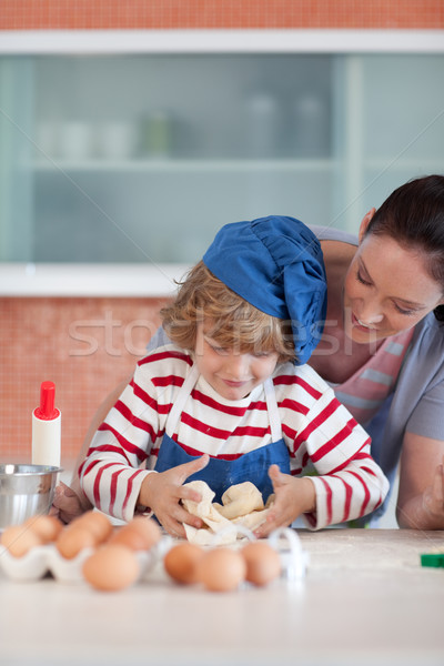 Młodych słodkie dziecko kuchnia matka Zdjęcia stock © wavebreak_media
