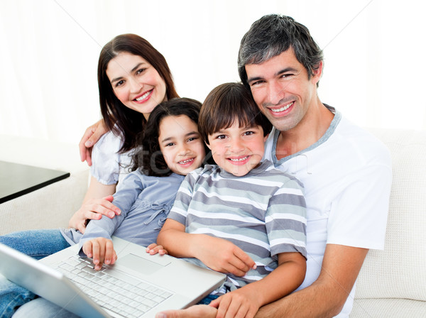 Foto stock: Família · feliz · usando · laptop · sessão · sofá · casa · computador