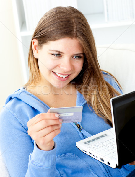 Сток-фото: счастливым · женщину · кредитных · карт · ноутбука · домой · компьютер