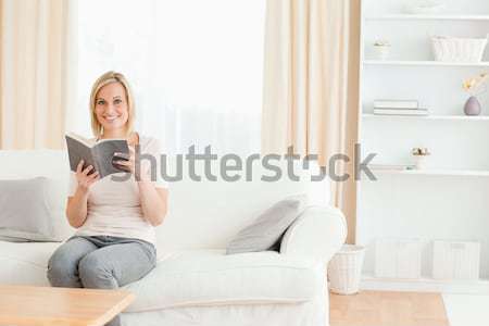 Stock foto: Porträt · Frau · Buch · Wohnzimmer · Lächeln · home