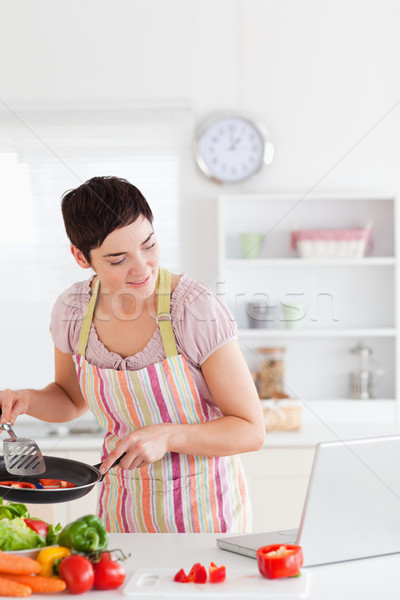 Foto d'archivio: Donna · sorridente · cottura · ricevimento · laptop · cucina · casa