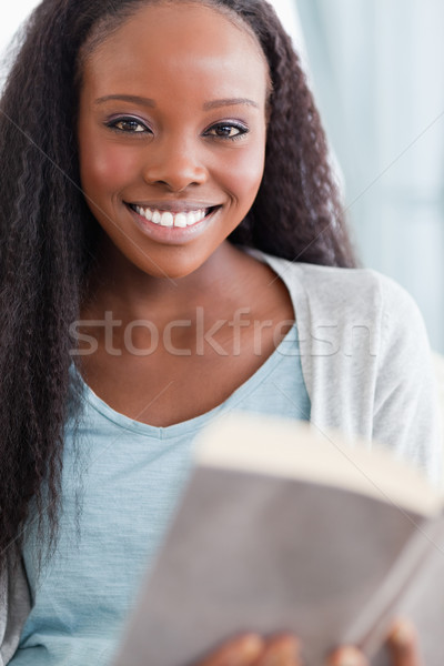 Foto stock: Sorridente · mulher · jovem · leitura · casa · salão