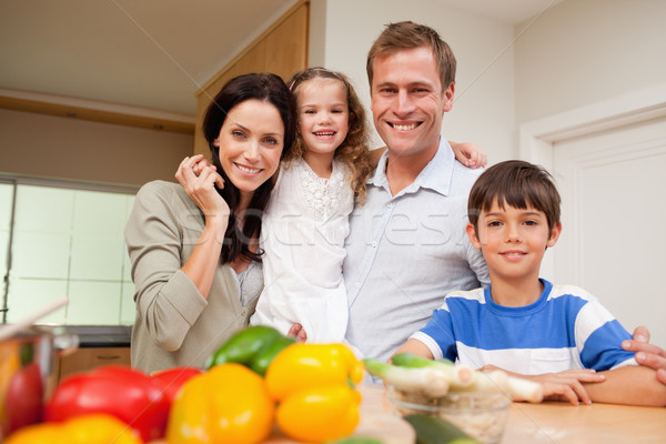 Família feliz em pé cozinha juntos comida saúde Foto stock © wavebreak_media