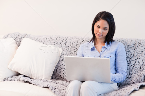 Stockfoto: Jonge · vrouw · sofa · surfen · internet · computer · laptop