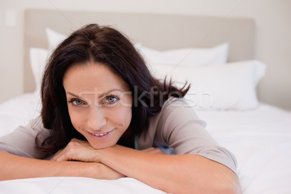 Sonriendo relajante cama feliz casa Foto stock © wavebreak_media