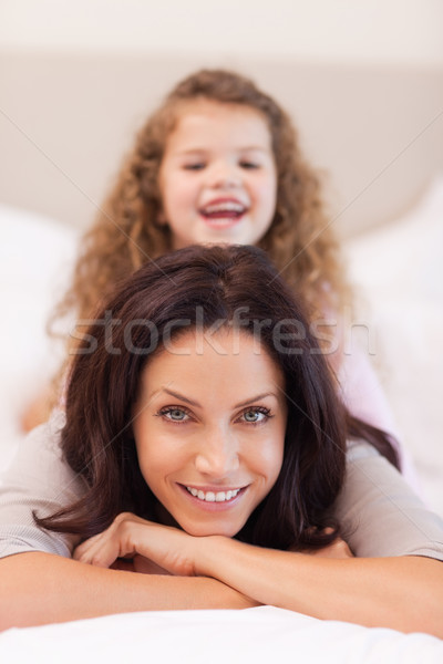 Fiatal lány ül anyák hát szeretet otthon Stock fotó © wavebreak_media