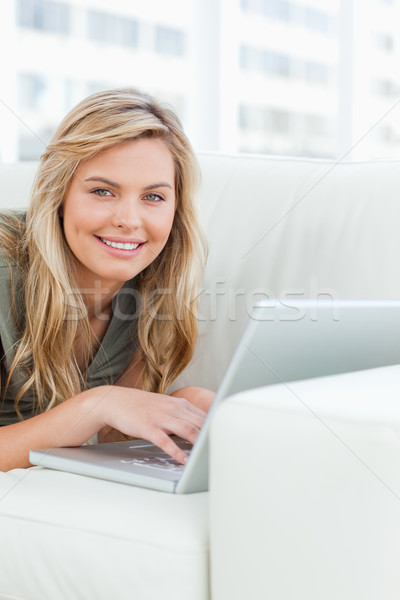 Coup femme canapé utilisant un ordinateur portable souriant [[stock_photo]] © wavebreak_media