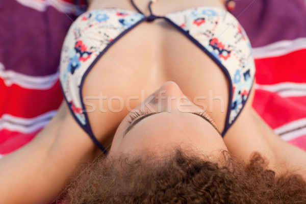 Jovem mulher colorido toalha de praia Foto stock © wavebreak_media