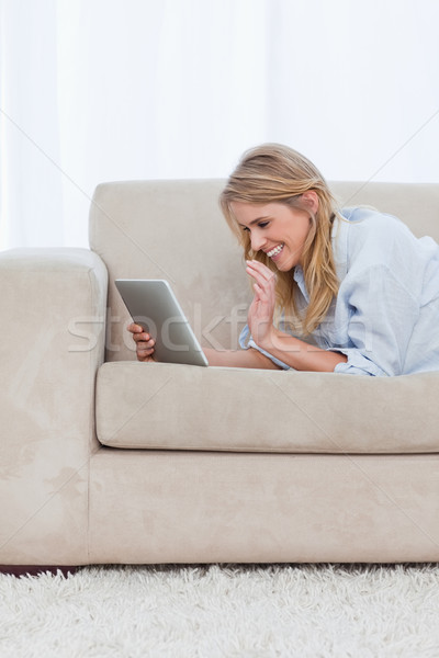 Vrouw bank tablet lachend communicatie Stockfoto © wavebreak_media