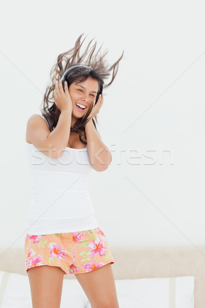 Estudiante música saltar cama auriculares blanco Foto stock © wavebreak_media