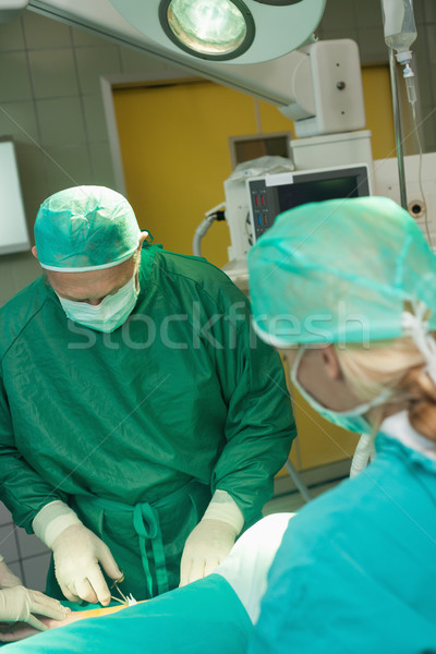 Sebész tart olló délelőtt sebészi szoba Stock fotó © wavebreak_media