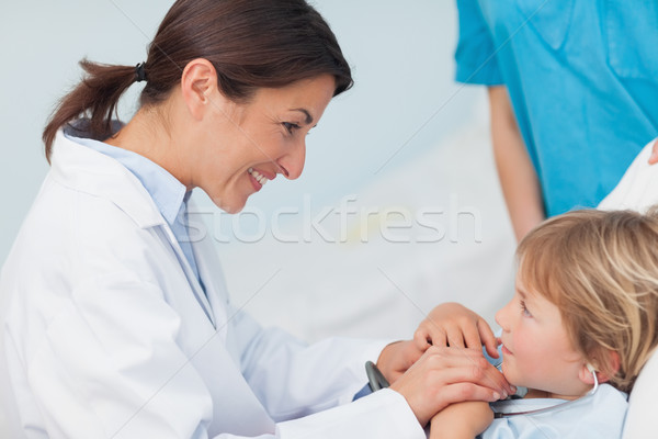 Imagine de stoc: Medic · țin · de · mâini · copil · spital · femeie · mâini