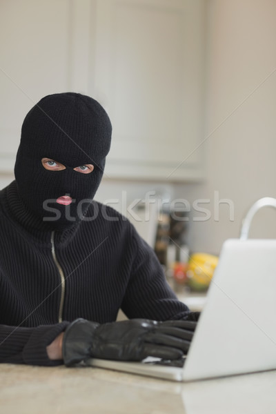 強盜 廚房 計算機 男子 家 筆記本電腦 商業照片 © wavebreak_media