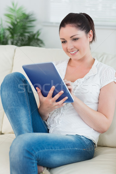 女子 坐在 榻 客廳 快樂 商業照片 © wavebreak_media