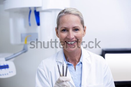 Sorridere farmacista guardando pillole shelf ospedale Foto d'archivio © wavebreak_media