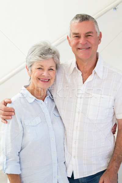Gelukkig gepensioneerd paar permanente glimlachend camera Stockfoto © wavebreak_media