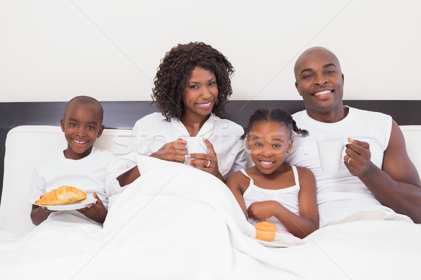 Foto stock: Familia · feliz · desayuno · cama · casa · dormitorio · hombre