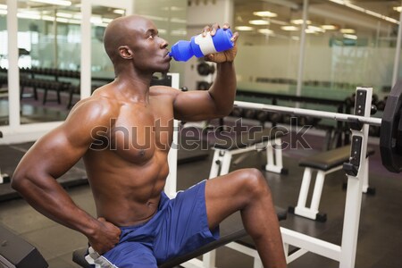 Izmos férfi testmozgás súlyzó tornaterem póló nélkül Stock fotó © wavebreak_media