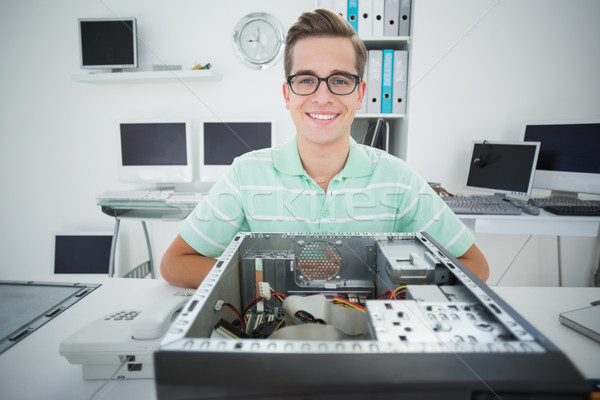 [[stock_photo]]: Souriant · technicien · travail · brisé · ordinateur · bureau