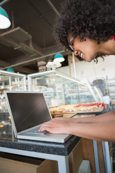 Stockfoto: Mooie · serveerster · glimlachend · met · behulp · van · laptop · bakkerij · computer