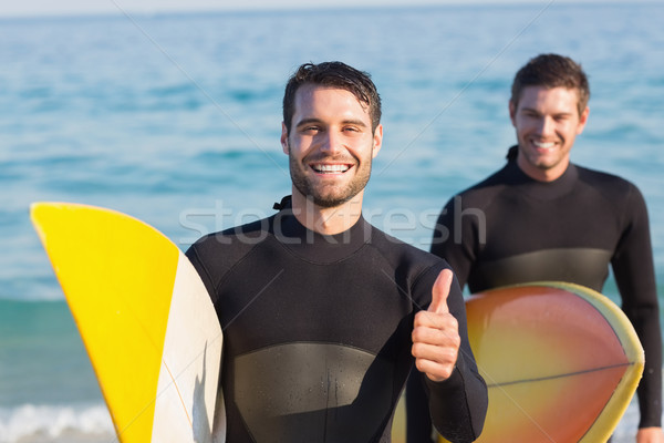 Foto stock: Dos · hombres · tabla · de · surf · playa · manos · hombre