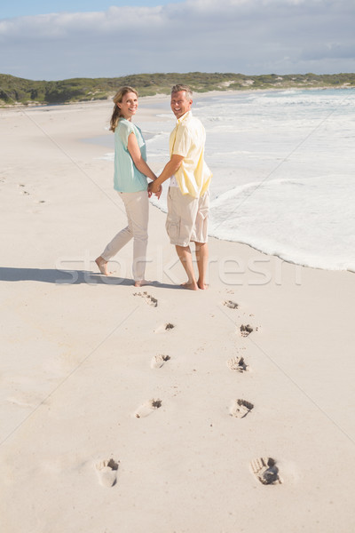 Gelukkig paar lopen holding handen strand portret Stockfoto © wavebreak_media