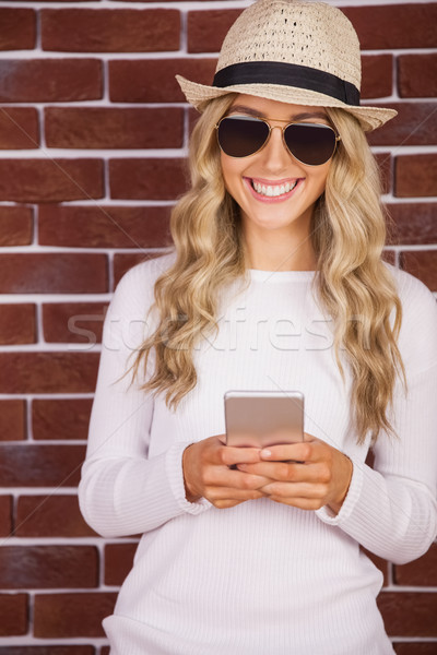 Prachtig blond zonnebril smartphone Rood Stockfoto © wavebreak_media