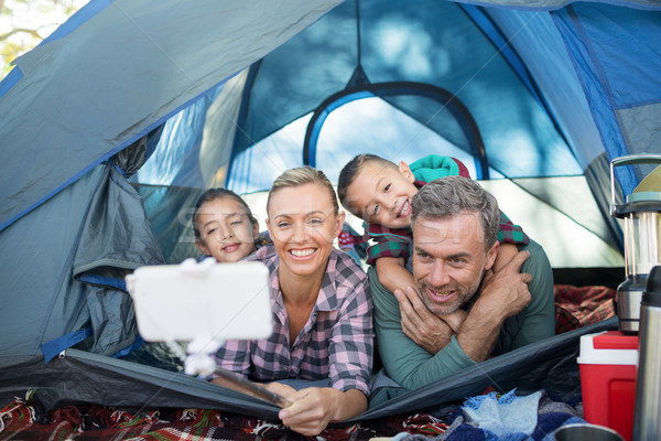 Lächelnd Familie Aufnahme Zelt Campingplatz Mädchen Stock foto © wavebreak_media