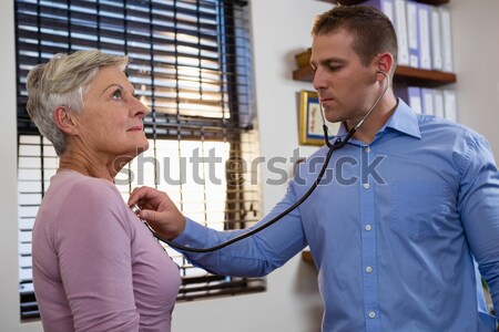 Foto stock: Examinar · cuello · clínica · mujer · ancianos · profesional