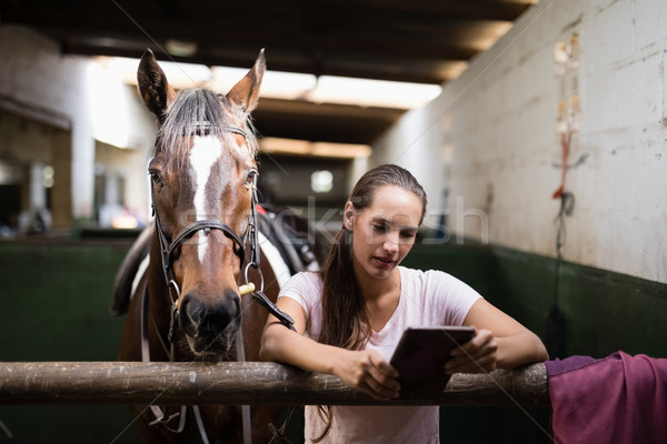 Weiblichen jockey Tablet-Computer stehen Pferd beständig Stock foto © wavebreak_media