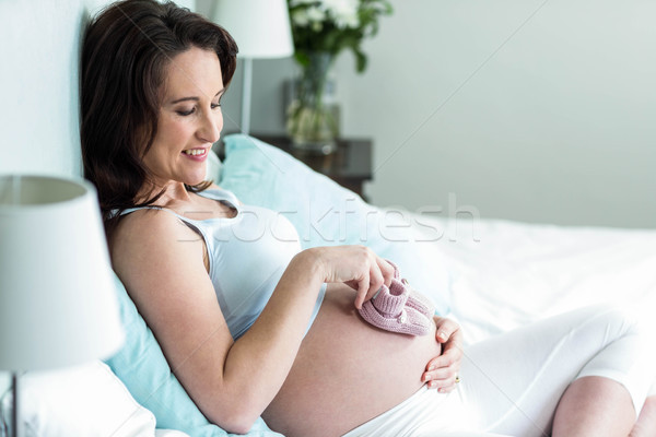 Terhes nő kötött házi cipők has hálószoba nő Stock fotó © wavebreak_media