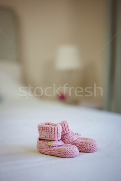 Vista zapatos de bebé cama casa zapatos dormitorio Foto stock © wavebreak_media