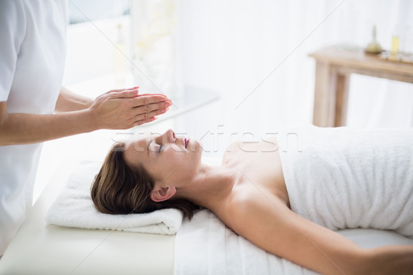 Terapeutul reiki femeie spa sănătate Imagine de stoc © wavebreak_media