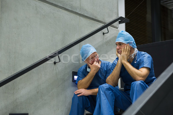 Preocupado masculino cirurgiões sessão escada hospital Foto stock © wavebreak_media