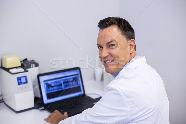 Portret gelukkig tandarts onderzoeken Xray verslag Stockfoto © wavebreak_media