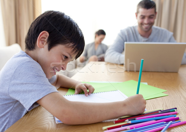 Jongen tekening ouders werken home glimlachend Stockfoto © wavebreak_media
