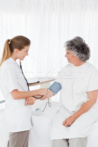 Foto stock: Enfermeira · pressão · arterial · paciente · família · mão