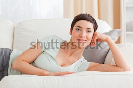 Linistit femeie relaxare laptop covor fată Imagine de stoc © wavebreak_media