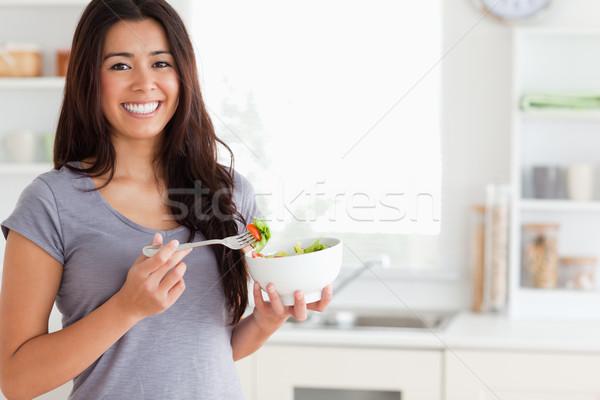 Stockfoto: Mooie · vrouw · genieten · kom · salade · permanente · keuken