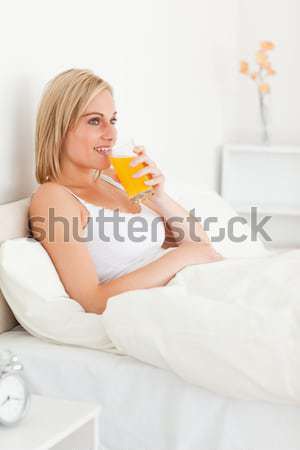 Imagine de stoc: Portret · femeie · potabilă · suc · de · portocale · dormitor · natură