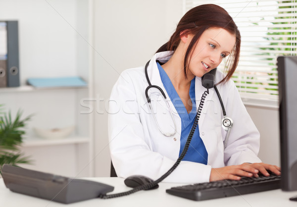 [[stock_photo]]: Homme · médecin · tapant · bureau · affaires · travaux