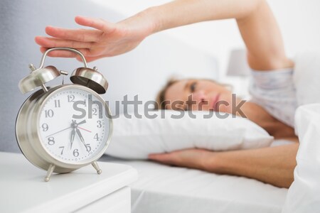 Kobieta sypialni ręce bed głowie Zdjęcia stock © wavebreak_media