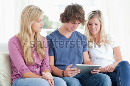 [[stock_photo]]: Jeunes · femmes · étudier · ensemble · salon