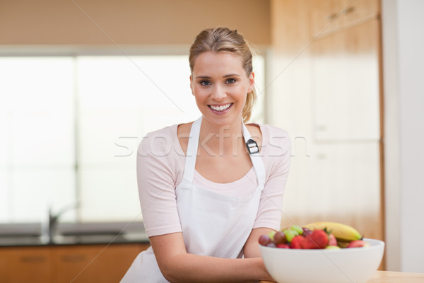 Сток-фото: женщину · позируют · фрукты · корзины · кухне · лице