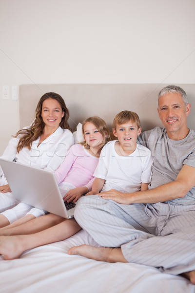 Portret familie met behulp van laptop slaapkamer glimlach home Stockfoto © wavebreak_media