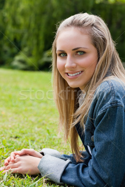 Jeunes jolie jeune fille regarder caméra herbe public [[stock_photo]] © wavebreak_media