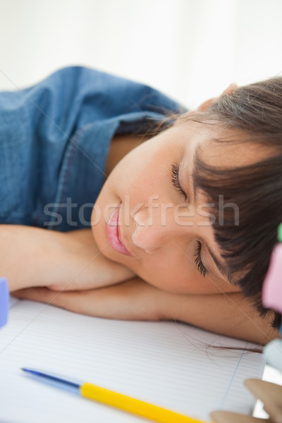 Primer plano femenino estudiante dormir libros escritorio Foto stock © wavebreak_media