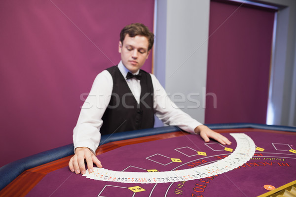 Stockfoto: Handelaar · dek · kaarten · casino · poker · tabel